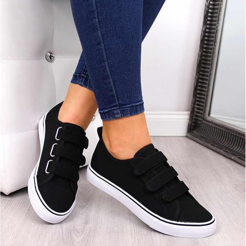 Tênis Atletico preto de tecido com velcro 1