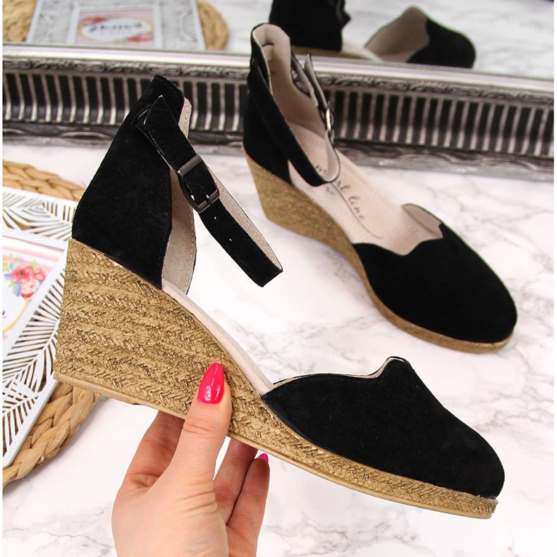 Sandálias femininas de couro em uma cunha preta Filippo preto 2