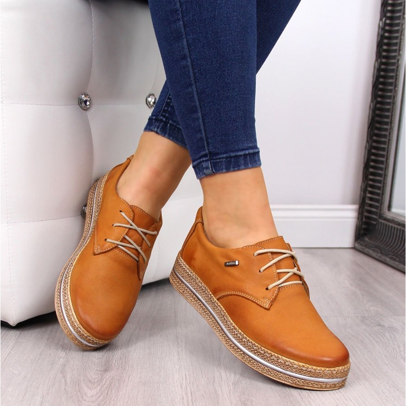Sapatos femininos de couro na plataforma marrom claro Helios 380 castanho 1