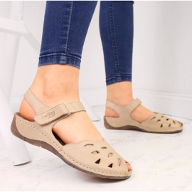 Sandálias femininas de couro com cunha bege Helios 4011 2