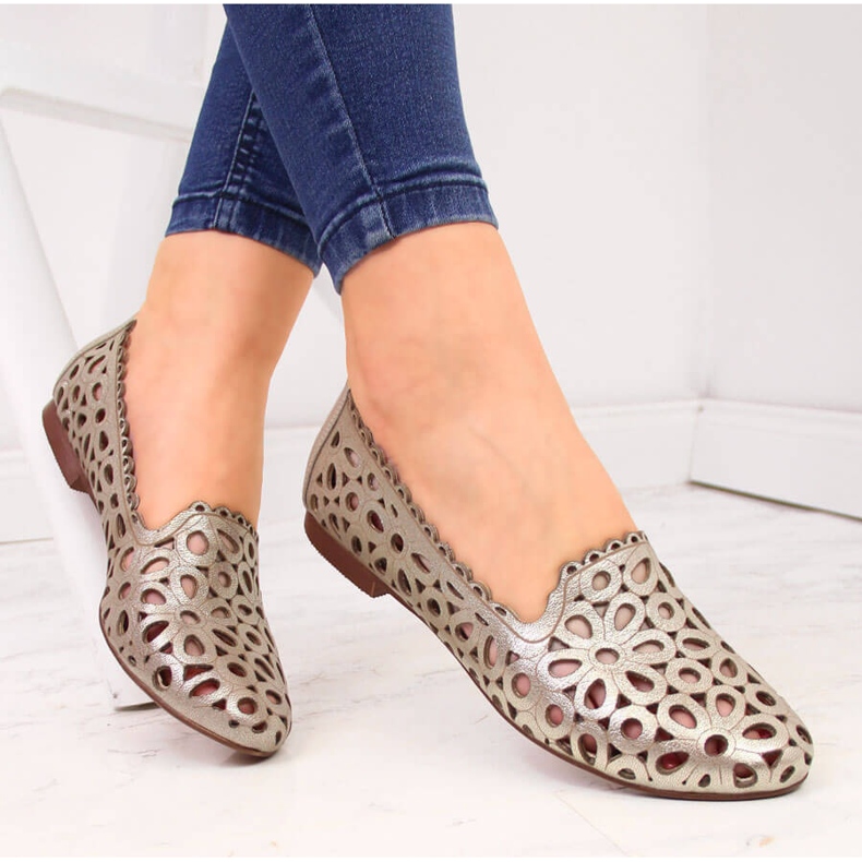 Sapatos femininos de couro vazado dourado Juma 1