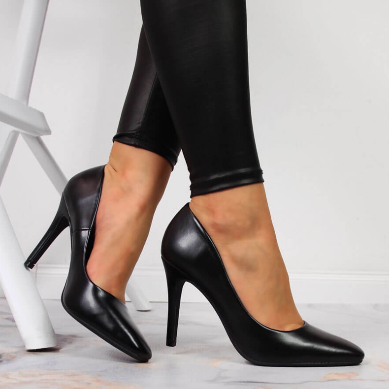 Bombas em um Seastar preto de salto alto 1