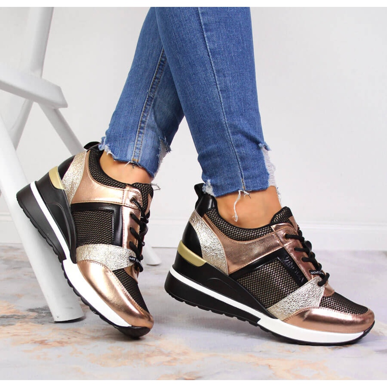 Sapatos de cunha de mulher pretos e dourados Vinceza 1