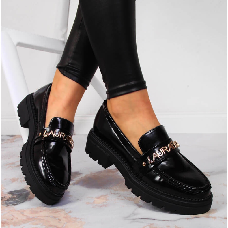 Sapatos femininos lacados a preto com a inscrição Laura La.Fi 2