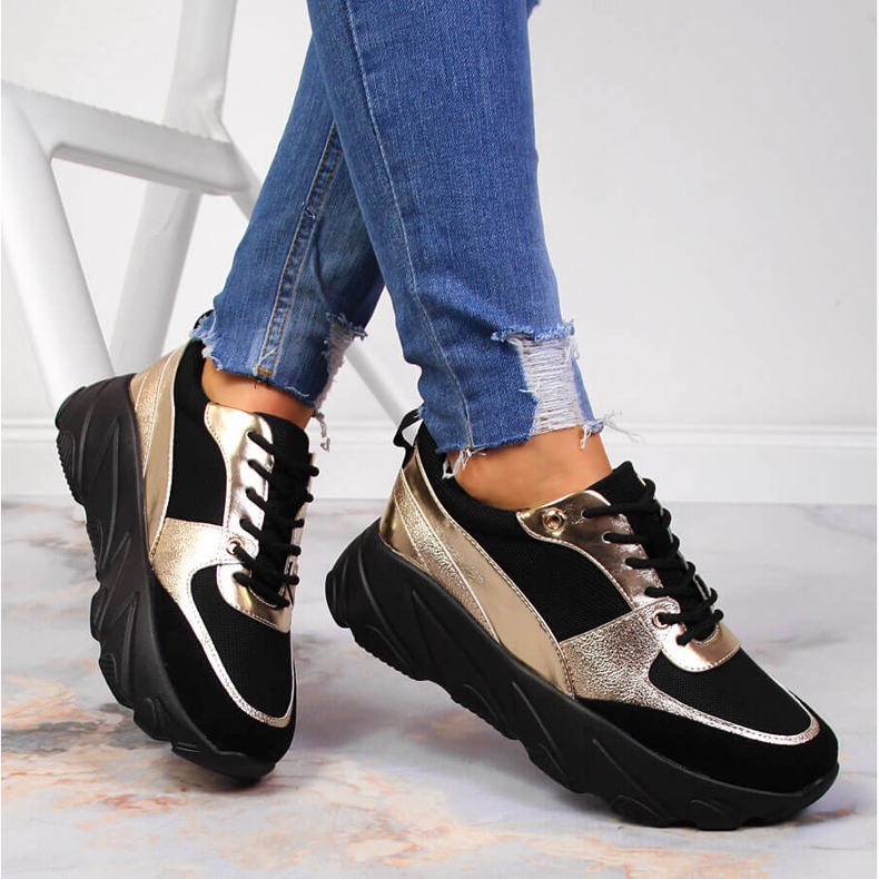 Calçados esportivos femininos na plataforma Potocki preto dourado 1