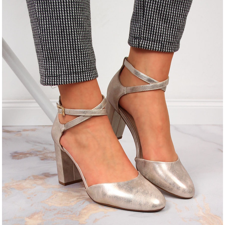 Sandálias femininas no poste de ouro por Sergio Leone dourado 1