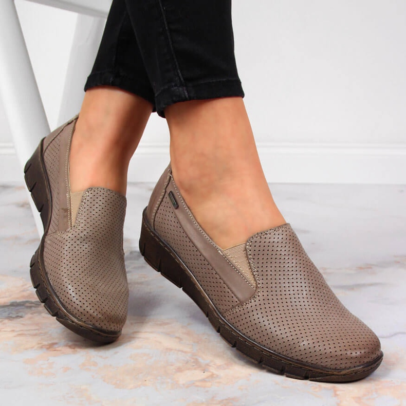 Sapatos femininos de couro na cunha Helios 350 bege 1