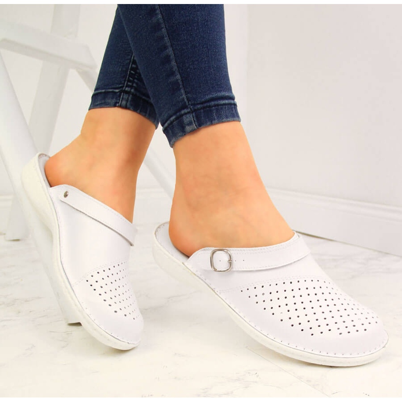 Chinelos higiênicos femininos de couro branco Helios 275 1