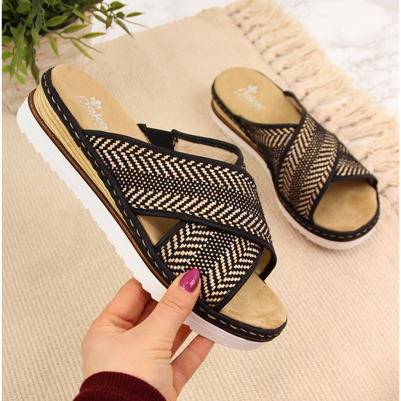 Chinelos femininos pretos com salto de cunha Rieker 679A5 bege castanho 1 Chinelos femininos pretos com salto de cunha Rieker 679A5 bege castanho 1