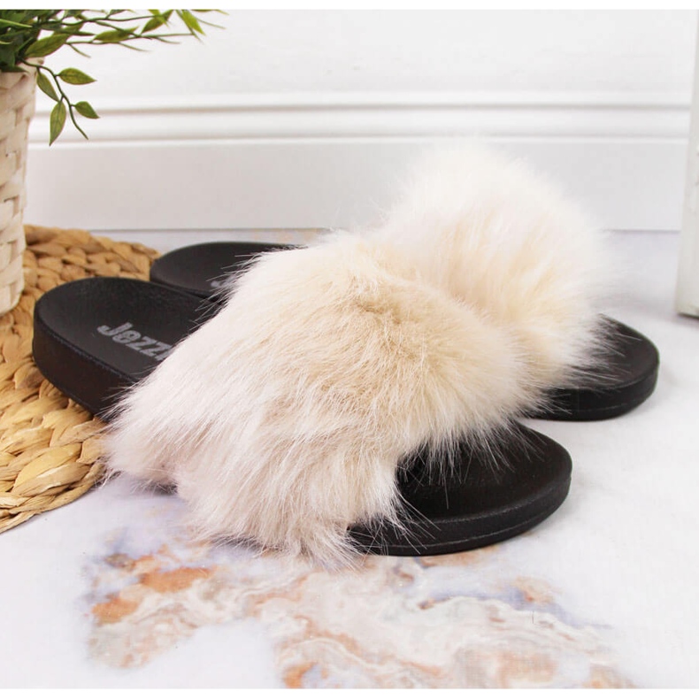 Chinelos Jezzi de mulher bege com pelo 1