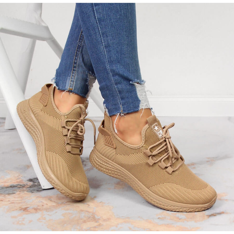 Tênis esportivo de malha bege claro NEWS 2