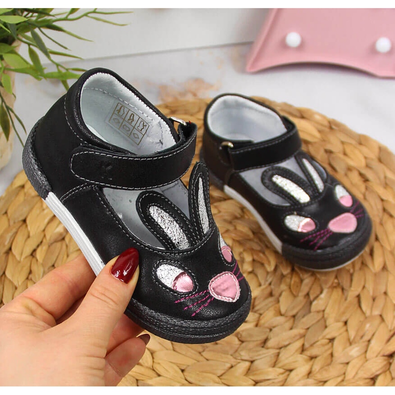 Sapatos de menina coelhinhos com velcro Kornecki 6480 preto 1