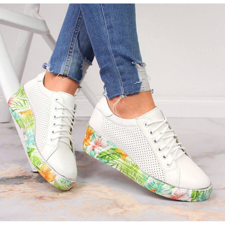 Sapatos de couro feminino em uma cunha Artiker branco 1