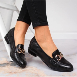 Sapatos pretos a céu aberto com uma corrente Potocki 1 Sapatos pretos a céu aberto com uma corrente Potocki 1