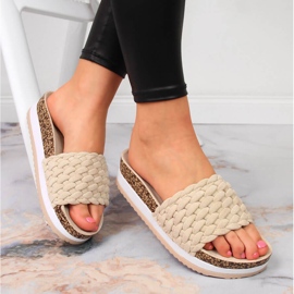 Chinelos femininos bege na plataforma Potocki 1