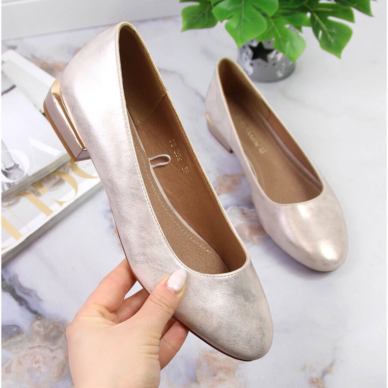 As bailarinas de salto alto de ouro feminino Sergio Leone dourado 1