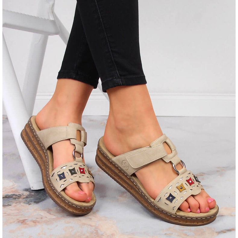 Chinelos de cunha de mulher bege Rieker 62924-60 1