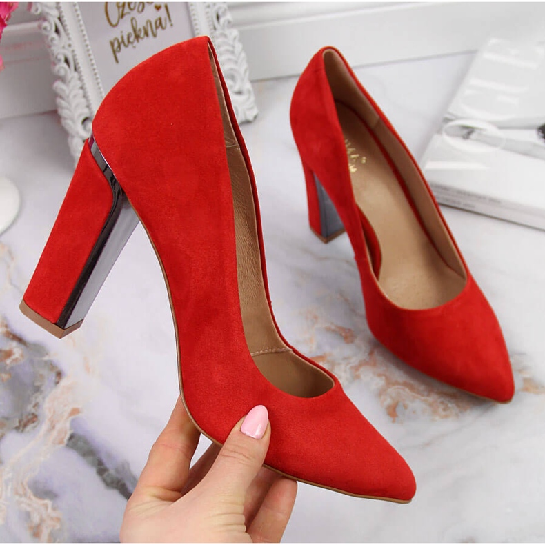 Bombas de veludo de couro em um poste Juma vermelho 1