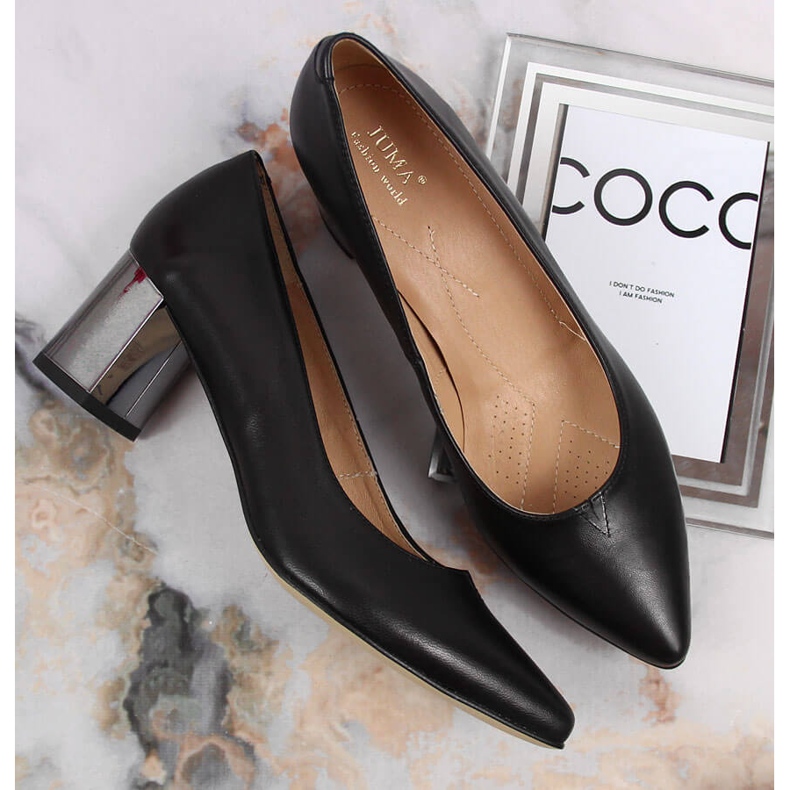 Sapatos de couro preto Juma em poste decorativo 1