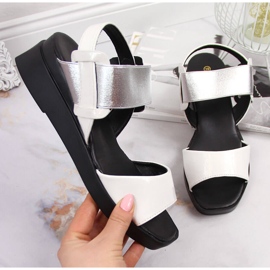 Sandálias femininas salto de cunha com branco Potocki 1 Sandálias femininas salto de cunha com branco Potocki 1