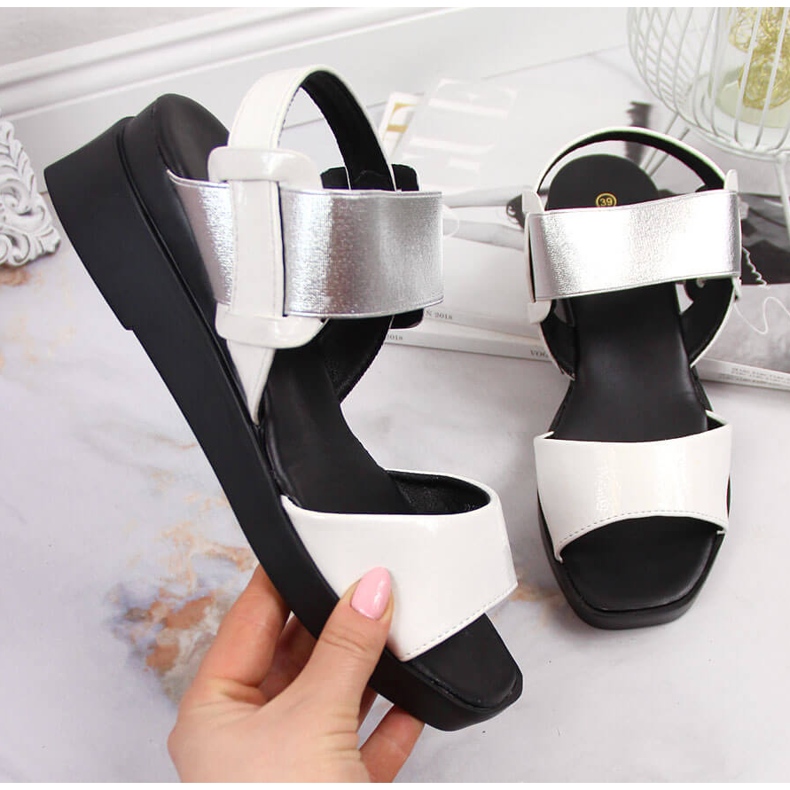 Sandálias femininas salto de cunha com branco Potocki 1 Sandálias femininas salto de cunha com branco Potocki 1