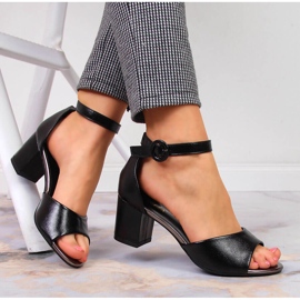 Sandálias femininas Vinceza pretas no poste preto 1