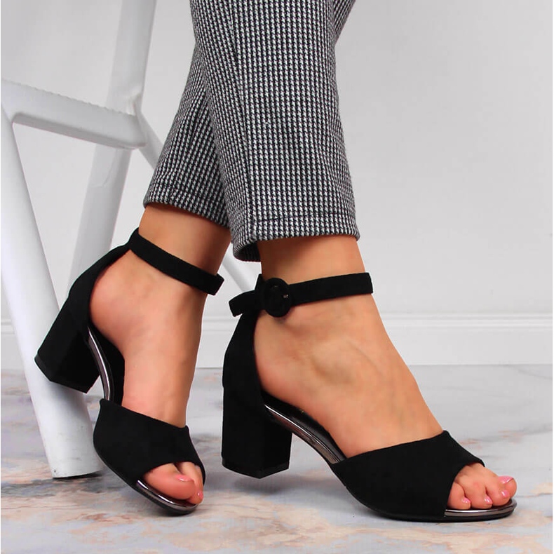 Sandálias femininas Vinceza pretas no poste preto 1