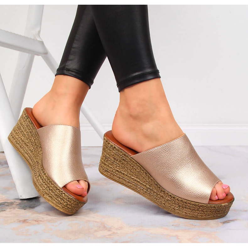 Chinelos de cunha dourados de mulher Vinceza 1