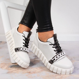Sapatos de couro feminino na plataforma com uma corrente Artiker branco 1