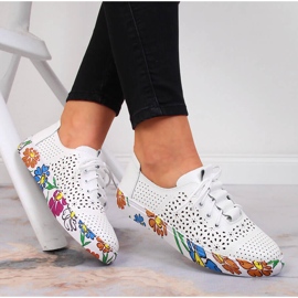 Sapato feminino de couro vazado Artiker branco 1