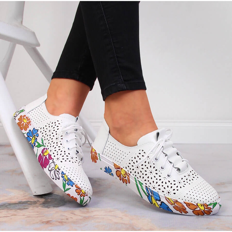 Sapato feminino de couro vazado Artiker branco 1