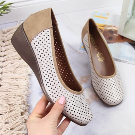 Sapatos femininos vazados com cunha bege Jezzi 1