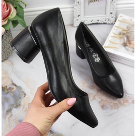 Bombas em um poste decorativo em preto Jezzi 1