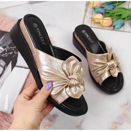 Chinelos de cunha dourados de mulher Vinceza 1