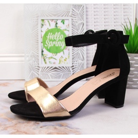 Sandálias femininas pretas e douradas no poste eVento 2