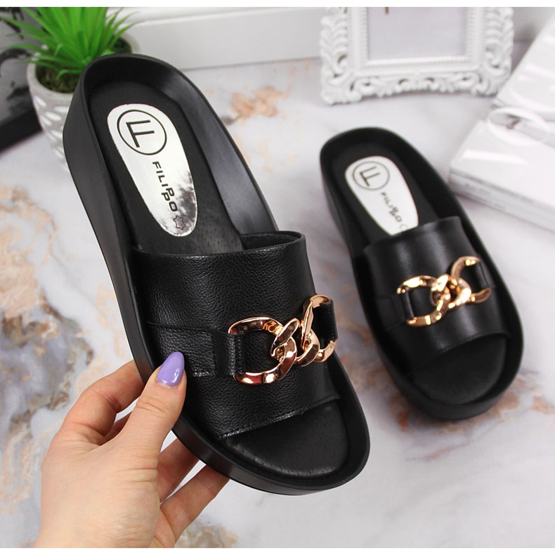 Chinelos de couro feminino preto com uma corrente Filippo 1