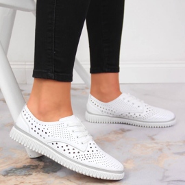 Sapato feminino de couro vazado Artiker branco 2