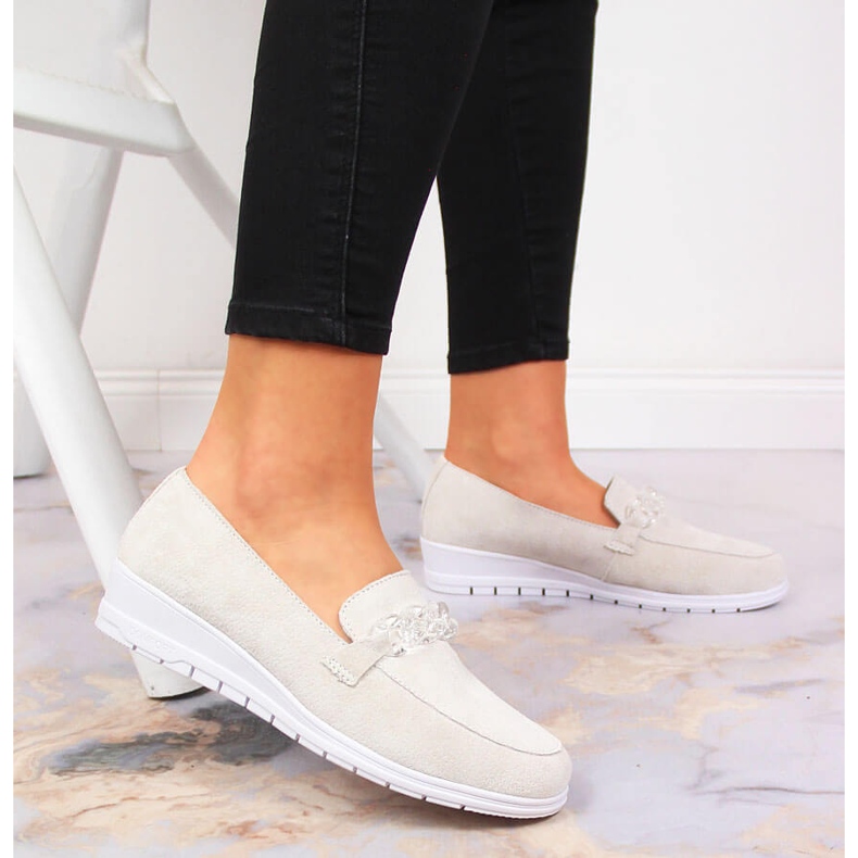 Mocassim feminino de couro com corrente Artiker creme bege 2