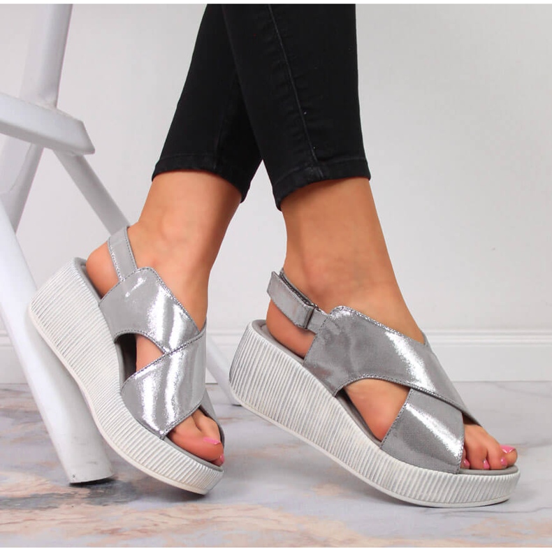 Sandálias femininas de couro com cunha prateada Dolce Pietro prata 1