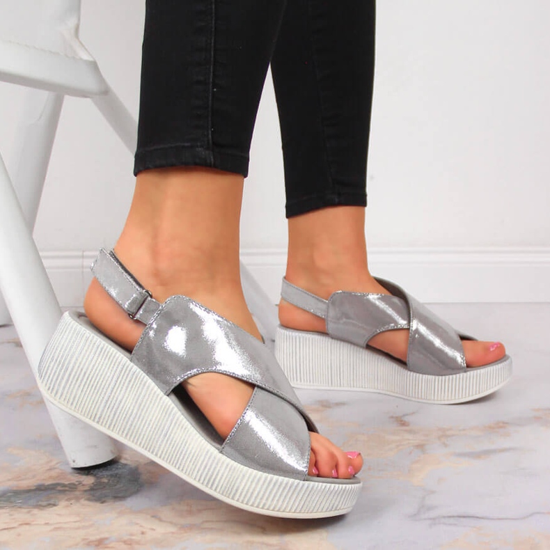 Sandálias femininas de couro com cunha prateada Dolce Pietro prata 2