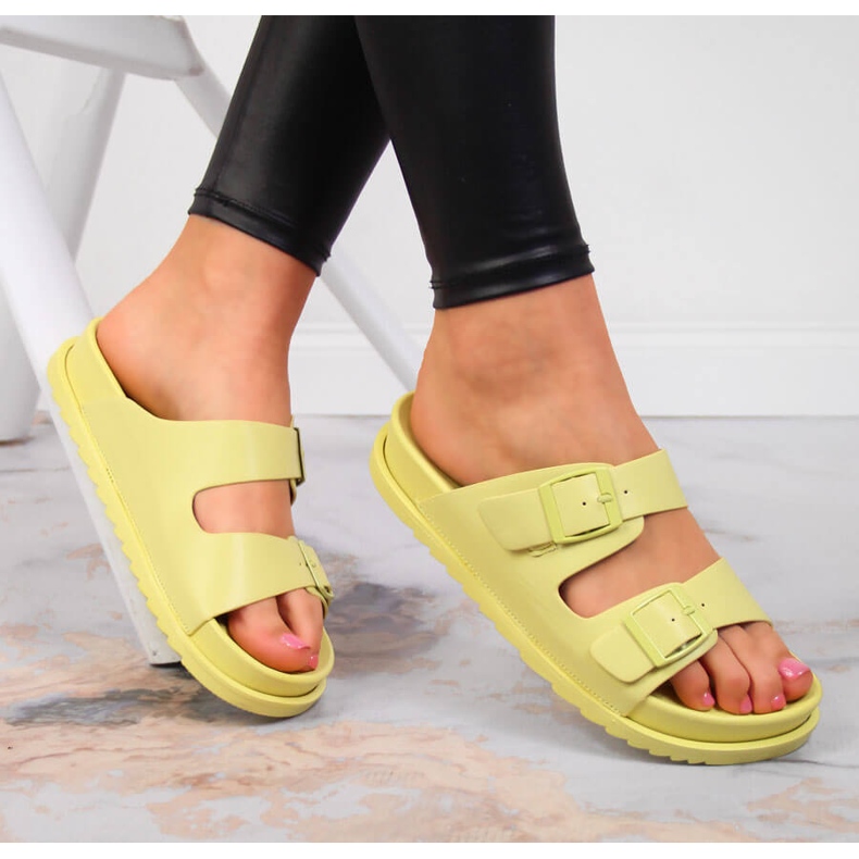 S.Barski Chinelos de borracha de mulher amarelos com fivelas amarelas S. Barski 1 S.Barski Chinelos de borracha de mulher amarelos com fivelas amarelas S. Barski 1