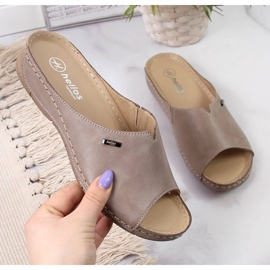 Chinelos femininos de couro com cunha Helios 105 bege 1