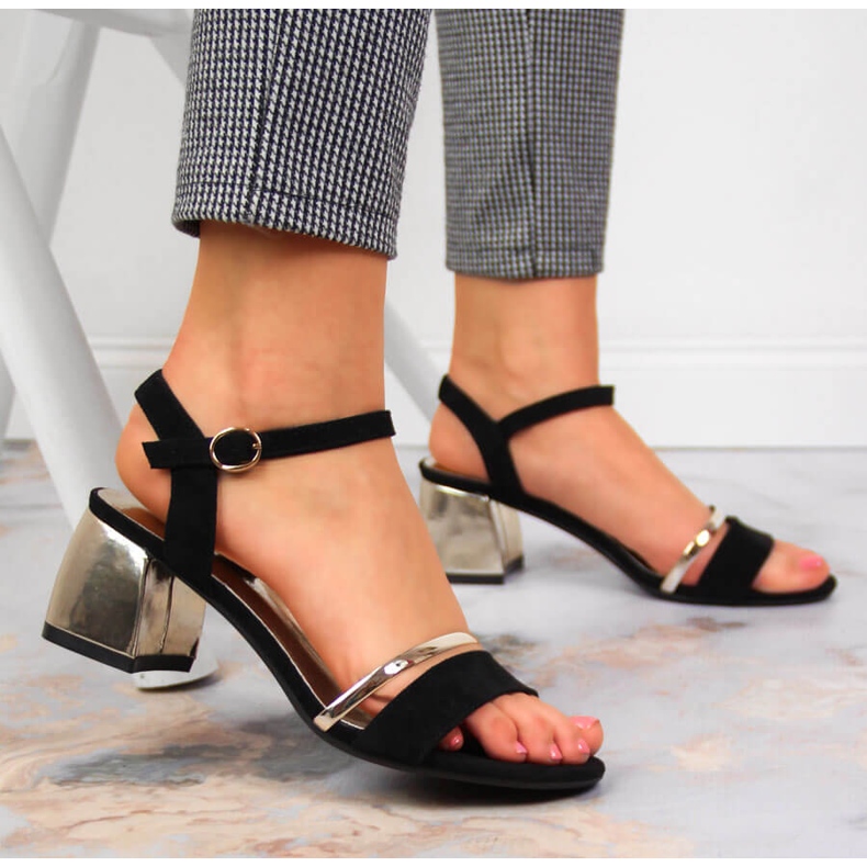 Sandálias pretas e douradas no poste por Sergio Leone preto dourado 2