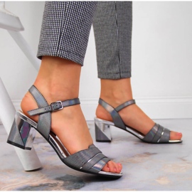 Sandálias femininas no poste grafite Sergio Leone multicolorido 2