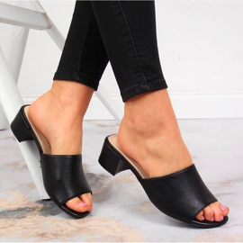 Chinelos pretos femininos em um bloco de Sergio Leone 1