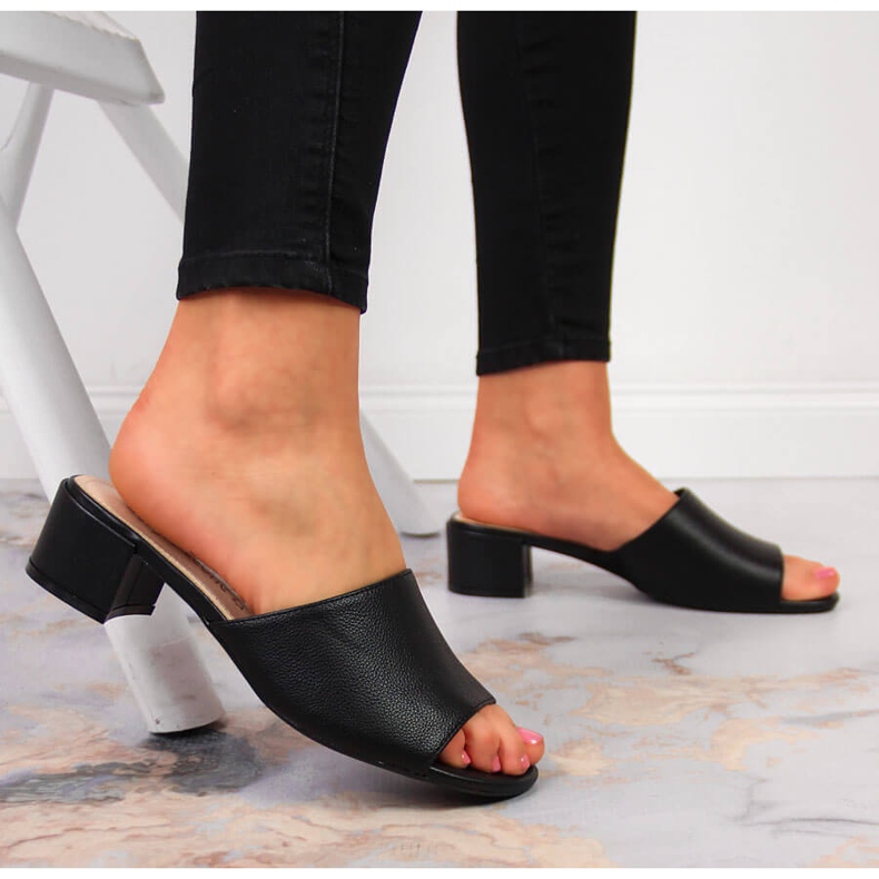 Chinelos pretos femininos em um bloco de Sergio Leone 2