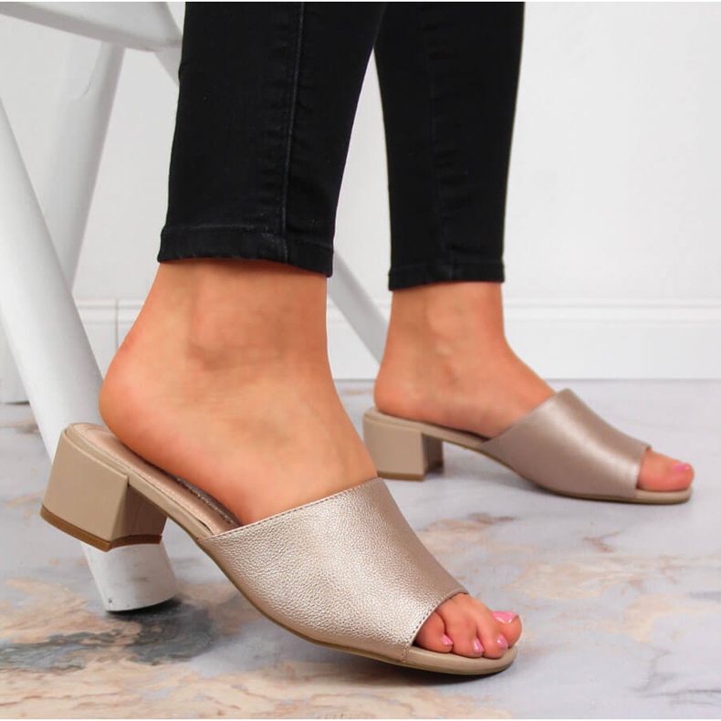 Chinelos femininos em um bloco bege Sergio Leone 2