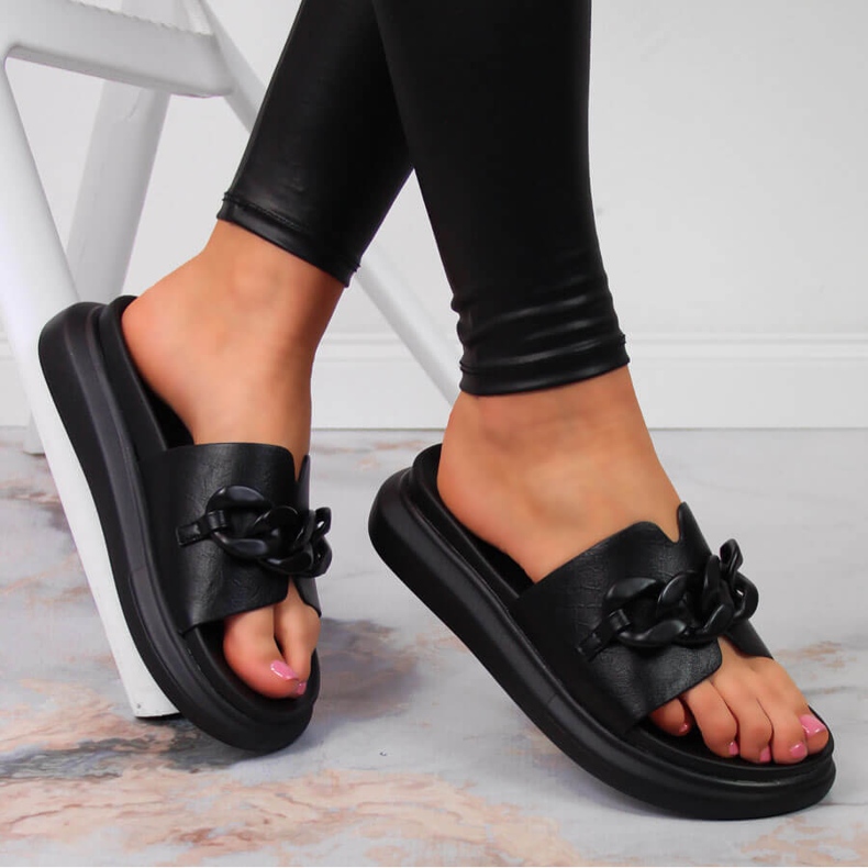 Chinelos plataforma pretos Laura La.Fi com corrente 1 Chinelos plataforma pretos Laura La.Fi com corrente 1