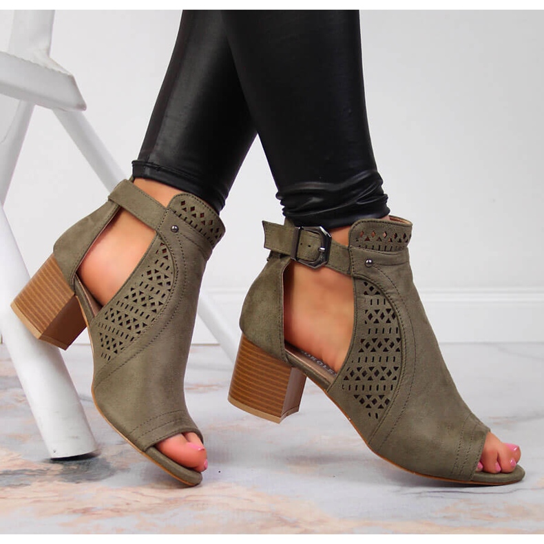 Sandálias femininas com aberturas cáqui T.Sokolski verde 1