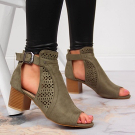 Sandálias femininas com aberturas cáqui T.Sokolski verde 2